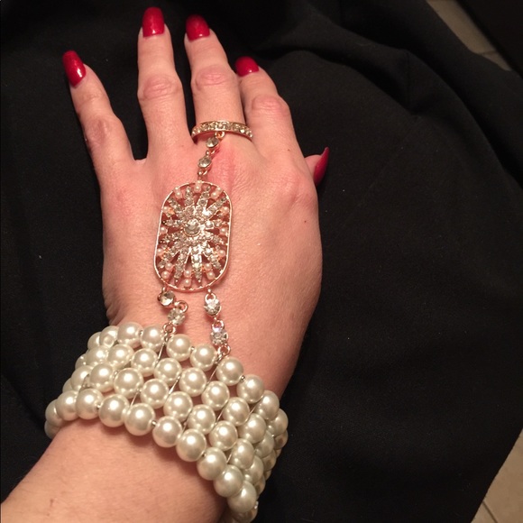 ❤️Beautiful simulated Pearl Bella Bracelet - Picture 2 of 5